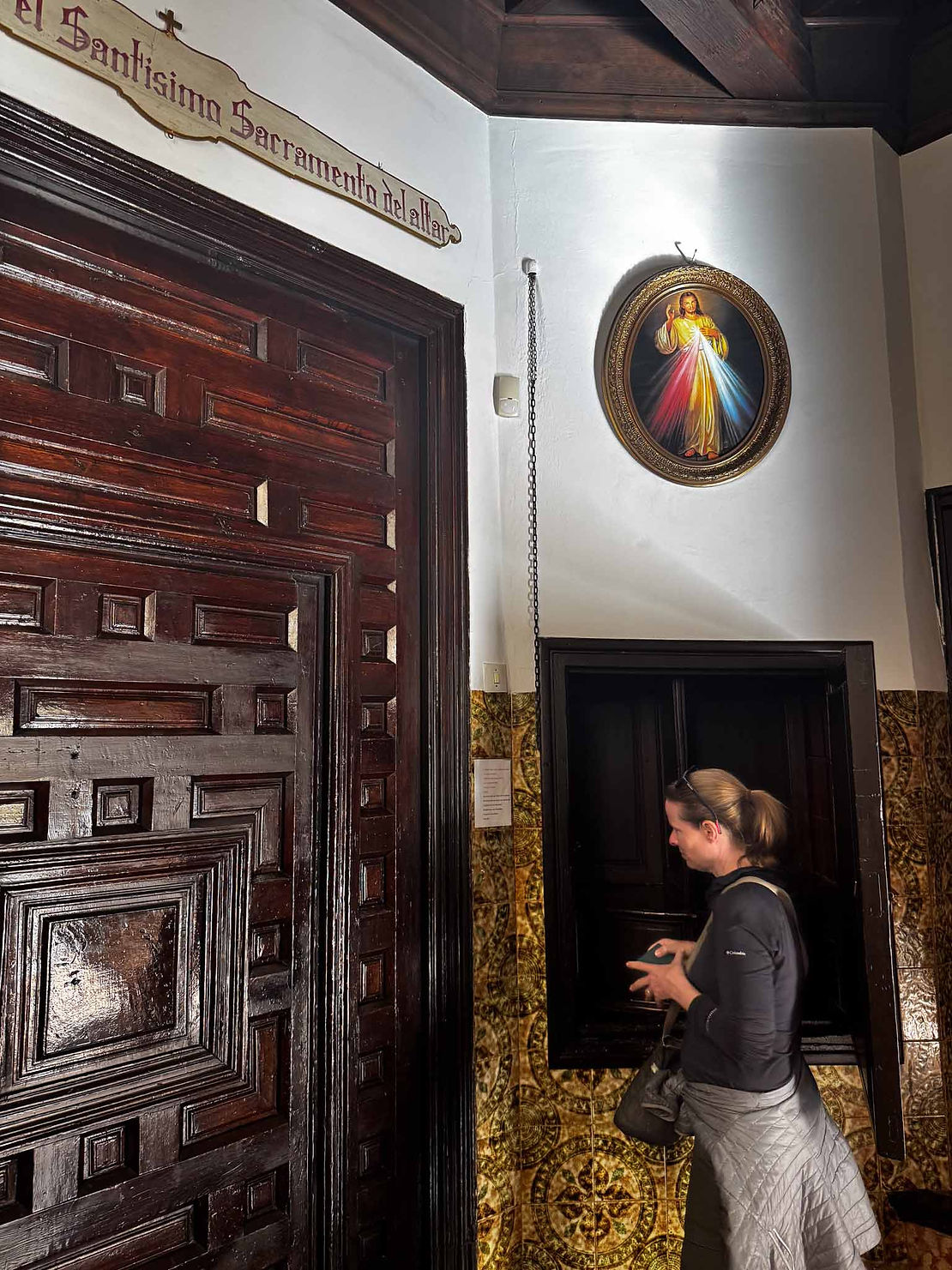 Carol ordering treats. There are still several cloistered convents who support themselves by baking. You ring a bell, give your order through the door, put your money on the wooden wheel behind Carol, then the wheel gets spun, money disappears and treats appear. A miracle!