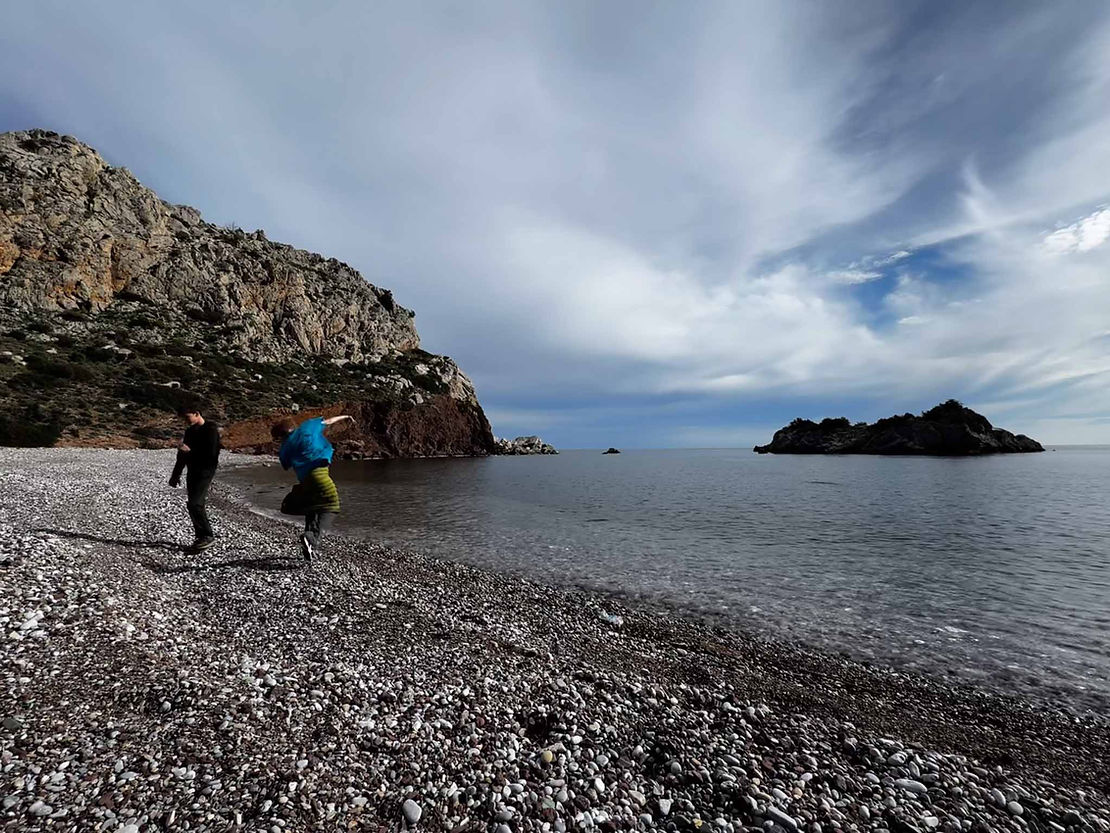 rock throwing contest,Hydra